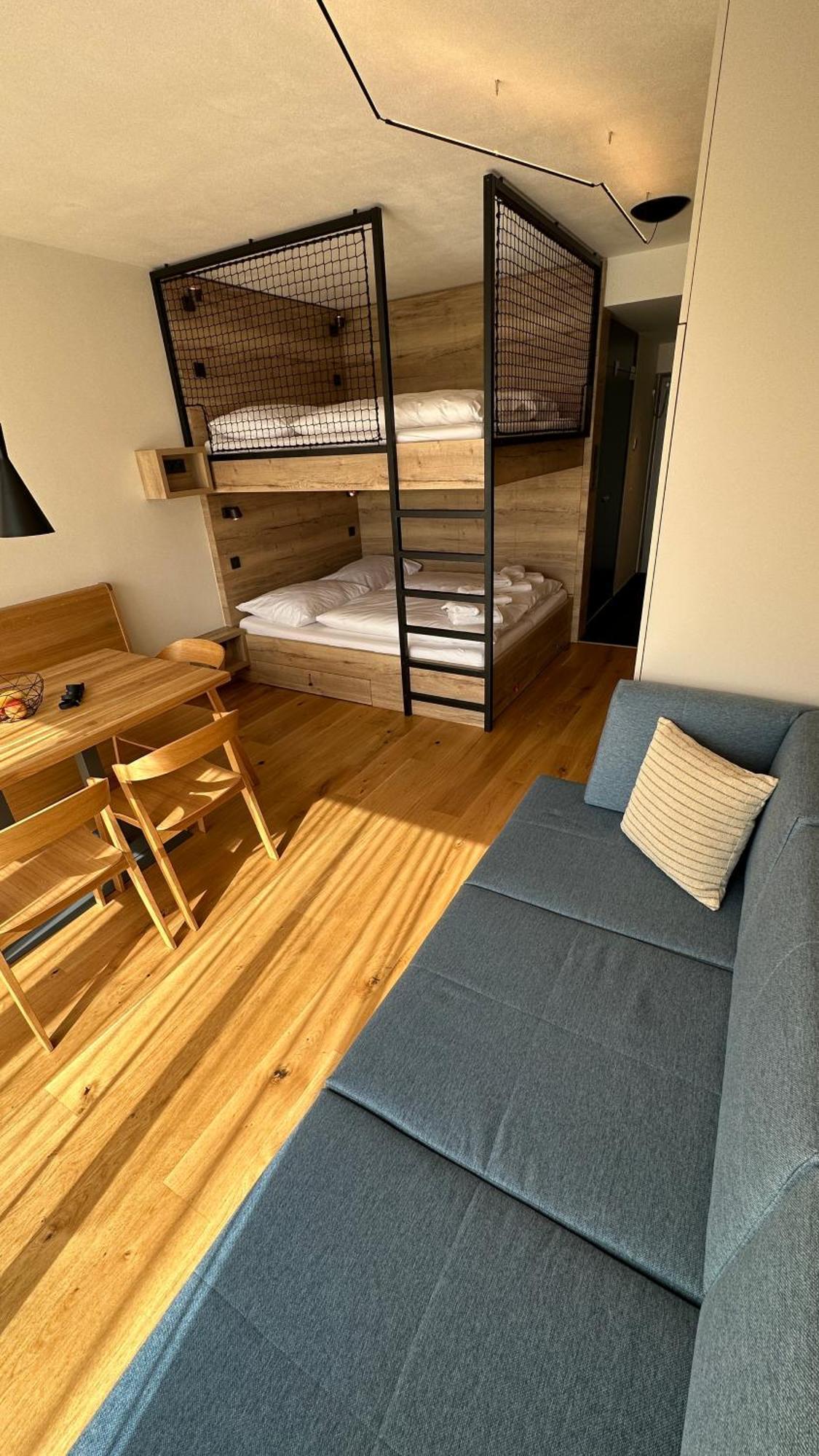 Side Seascape - Apartment